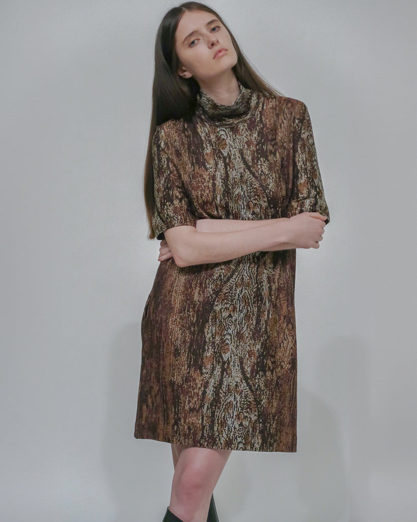 TURTLENECK SHIFT DRESS - WOODGRAIN